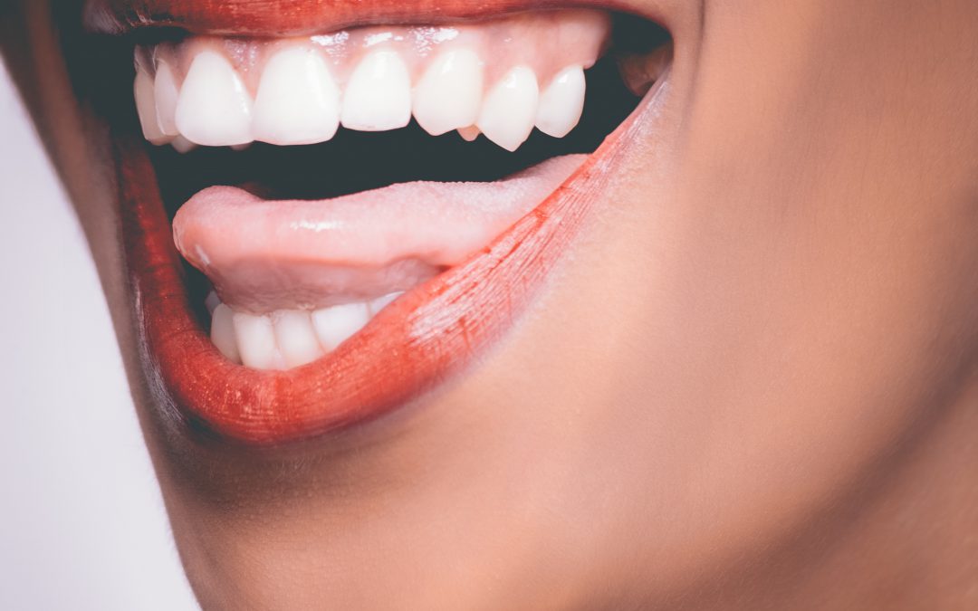 Eenvoudige manieren om de tanden op natuurlijke wijze te bleken
